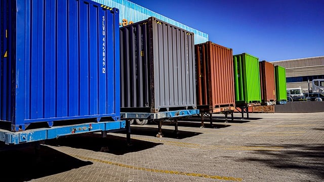 barevné skladové kontejnery